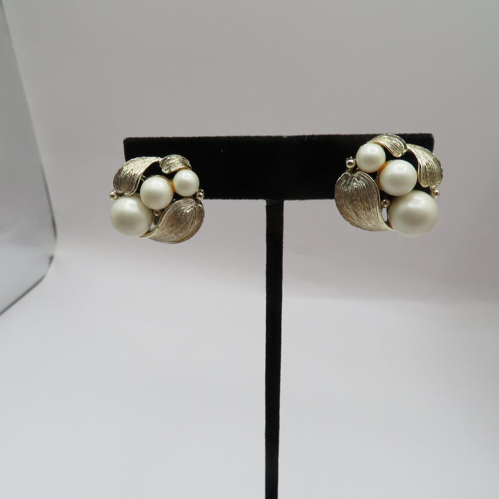 Vintage Lisner Clip On Earrings Faux Pearls Gold Tone